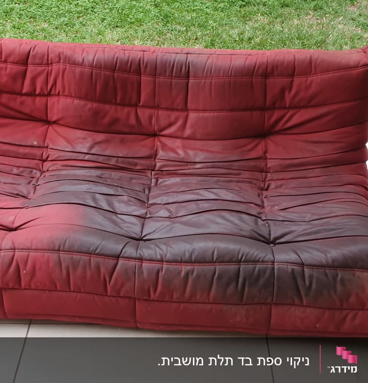 ספה אדומה עם כתמים על הריפוד